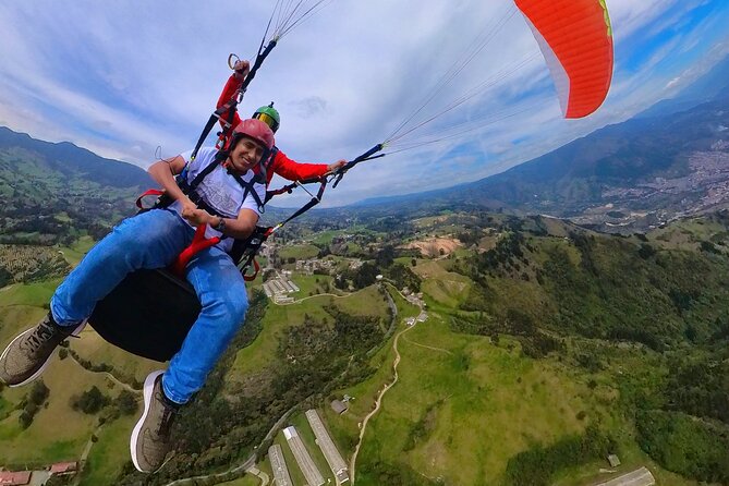 Paragliding flight in Medellin with expert pilots - Views, music, and the feel of the ride