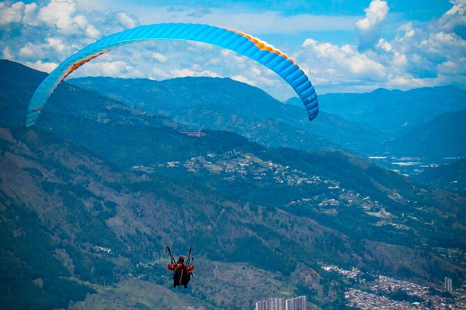 Paragliding flight in Medellin with expert pilots - Is $63 a good value?
