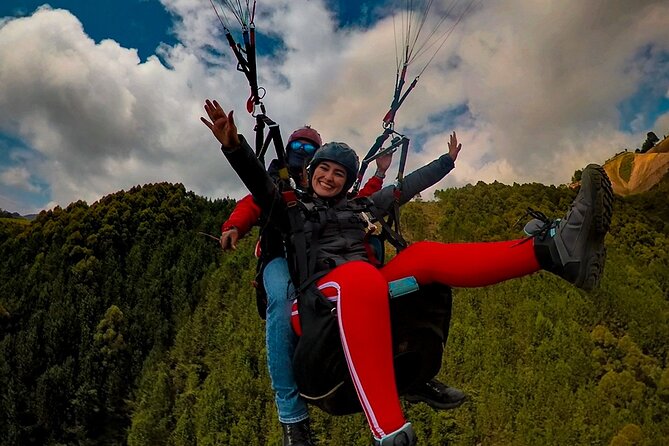 Paragliding flight in Medellin with expert pilots - What the first few minutes are like