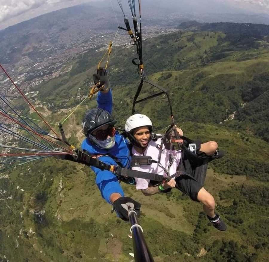 Paragliding Medellin with Transportation and free Videos - Drivers and pilots who help first-timers