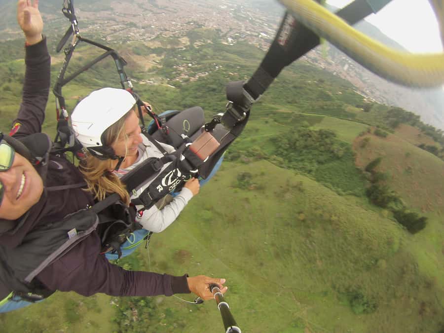 Paragliding Trip with Certified Pilots + Transportation - The 15 to 20 minute flight above Medellín
