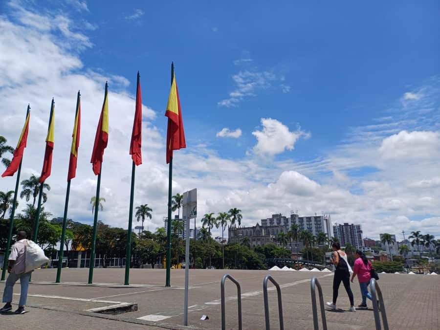 PEREIRA: PRIVATE TOUR OF MAIN SQUARES, HISTORICAL SITES + LOOKOUT POINT - La Libertad Park begins the city circuit