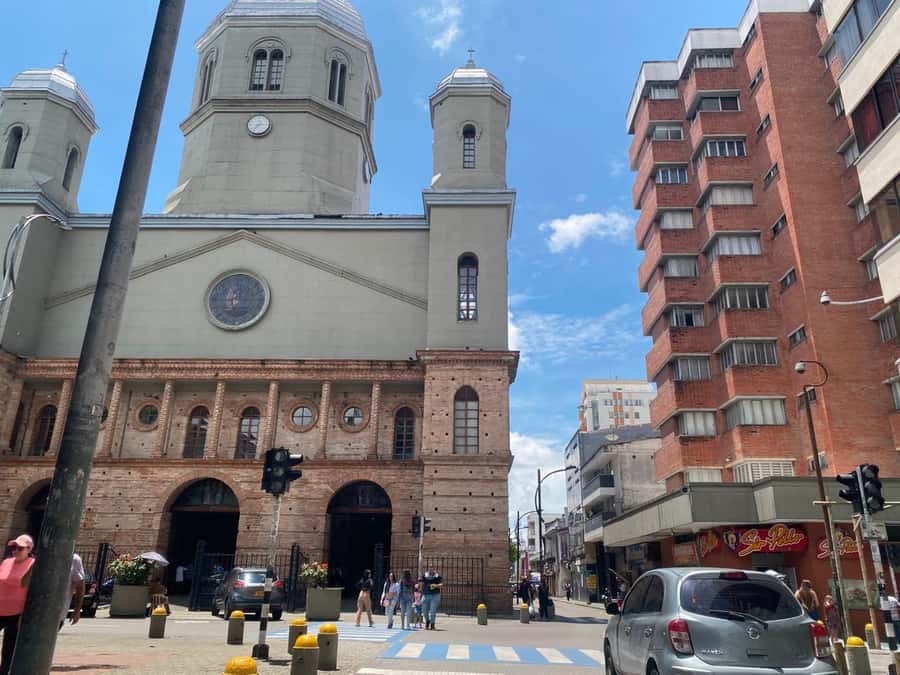 PEREIRA: PRIVATE TOUR OF MAIN SQUARES, HISTORICAL SITES + LOOKOUT POINT - El Lago Park and Claret Church