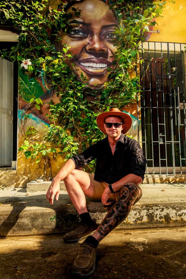 photo session through the streets of cartagena - Posing help for couples and solo visitors