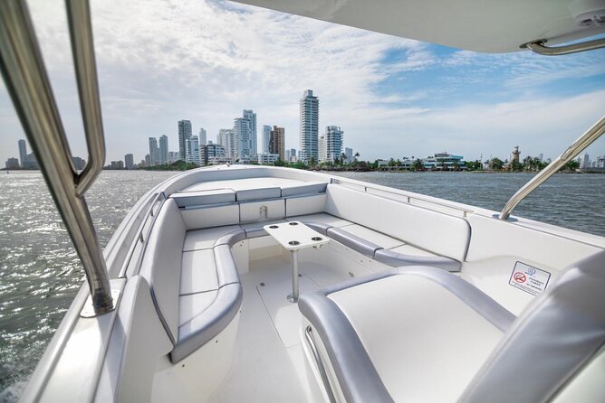 Private Boat Rental To The Rosario Islands Up To 17 - A beachfront lunch and the beach-club question