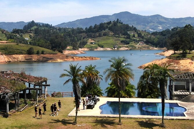 (Private Guatapé) Mansion Pablo Escobar+Paintball+Cuatrimoto+Boat - The drive from Medellín to Guatapé