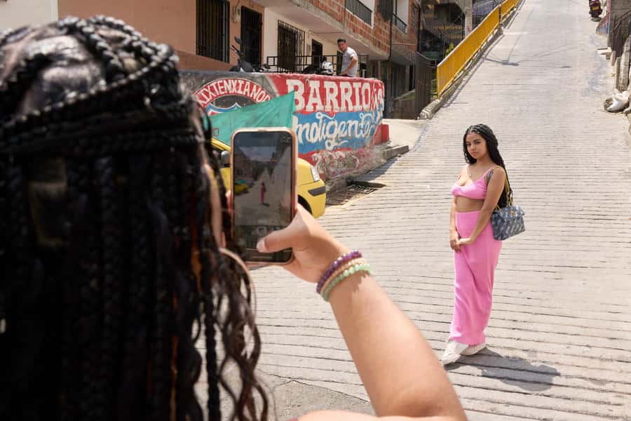 Private Tour Comuna 13 with Cable Car - What the private format changes