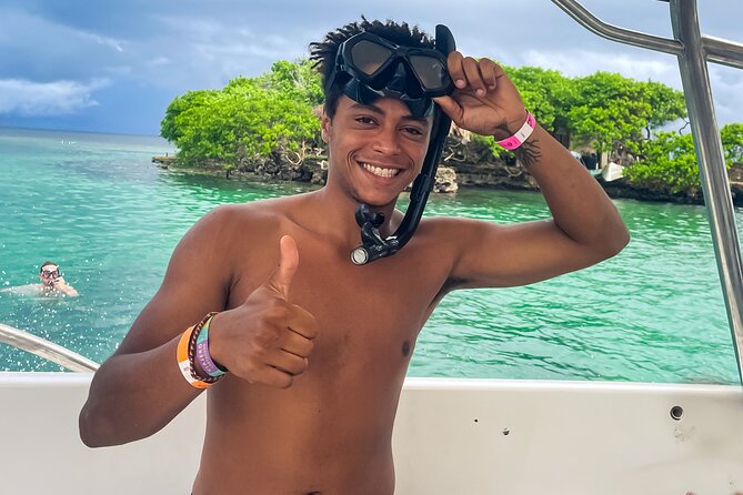 Rosario Islands Trip visiting Cholon, Playa Blanca and Snorkel - Cholon’s floating party