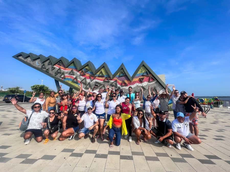 Salida de Cartagena: City Tour a Barranquilla & Santa Marta - Barranquilla begins with big public symbols