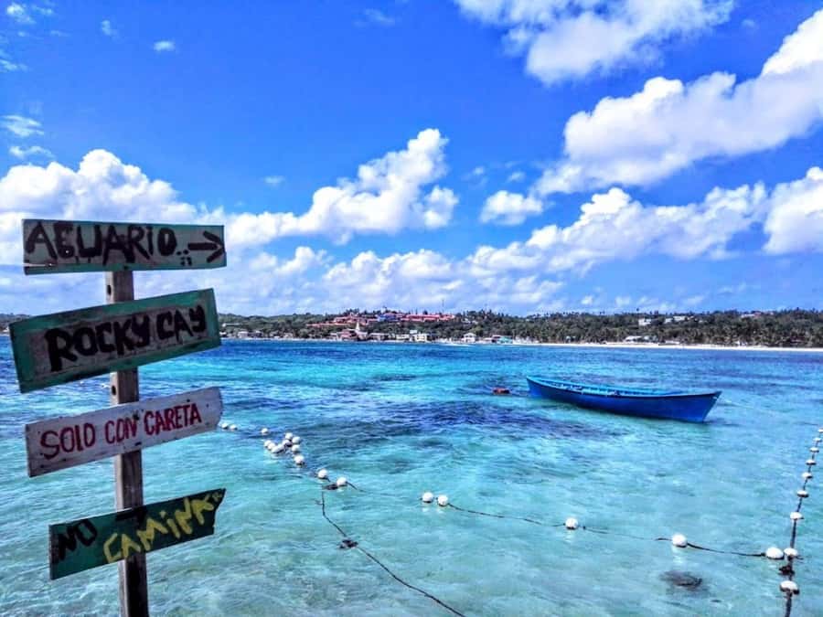 SAN ANDRES: BOAT TRANSFER + JOHNNY CAY - Leaving from the Muelle de la Policía