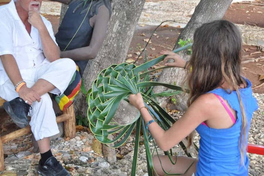 San Andres: Coco Art Workshop - Making a Decorative Bird or Necklace Yourself