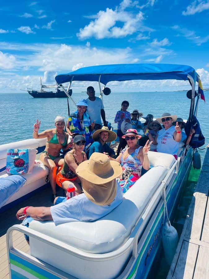 SAN ANDRES: FULL DAY SHARED PONTOON TOUR - Rocky Cay and the practical lunch stop