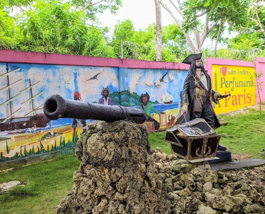 SAN ANDRES: Island Tour by Chiva + Hoyo Soplador - Morgan’s Cave, pirate stories, and a fee worth considering