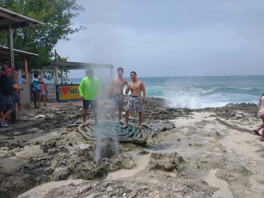 SAN ANDRES: Island Tour by Chiva + Hoyo Soplador - Hoyo Soplador and the problem of perfect timing