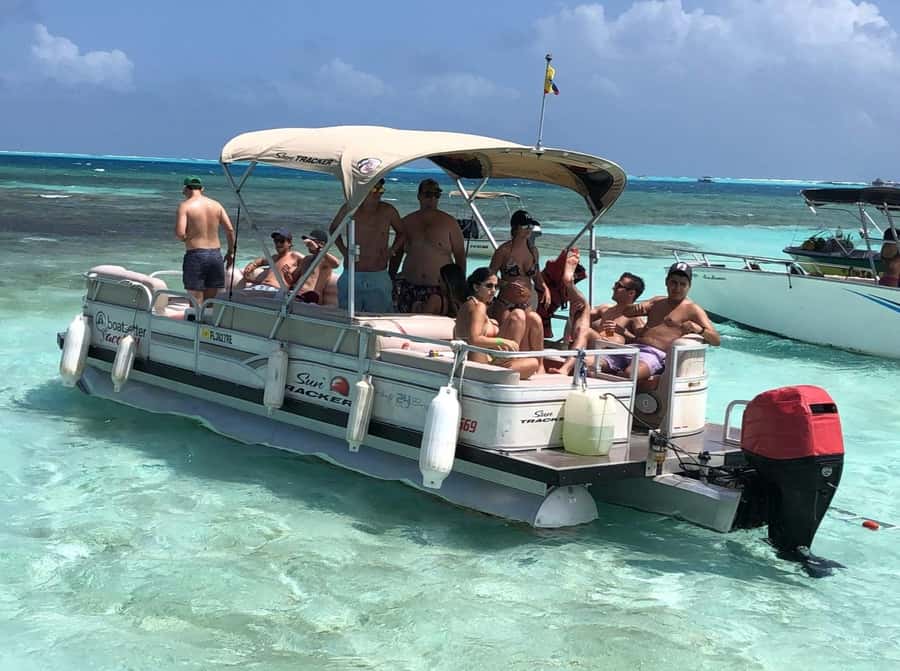 San Andres Island Tour In Shared Pontoon - Leaving Marina Toninos without losing your patience