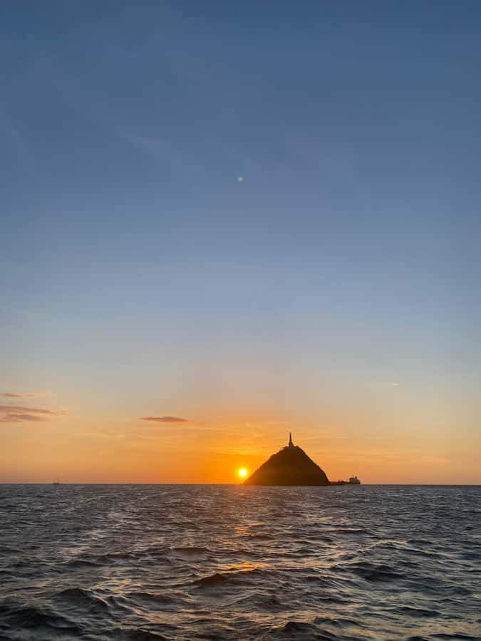 Santa Marta Bay: Sunset on a sail boat - My call: book it for the boat and the sunset
