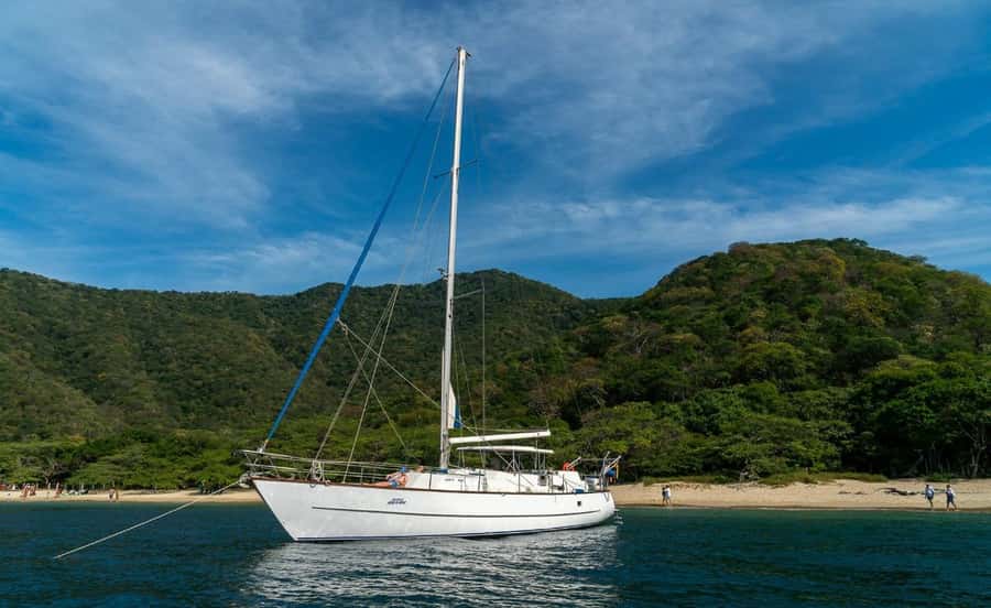 Santa Marta: Sailing Tour to Tayrona Park with Luis' Team - The coastal route past Taganga and Granate