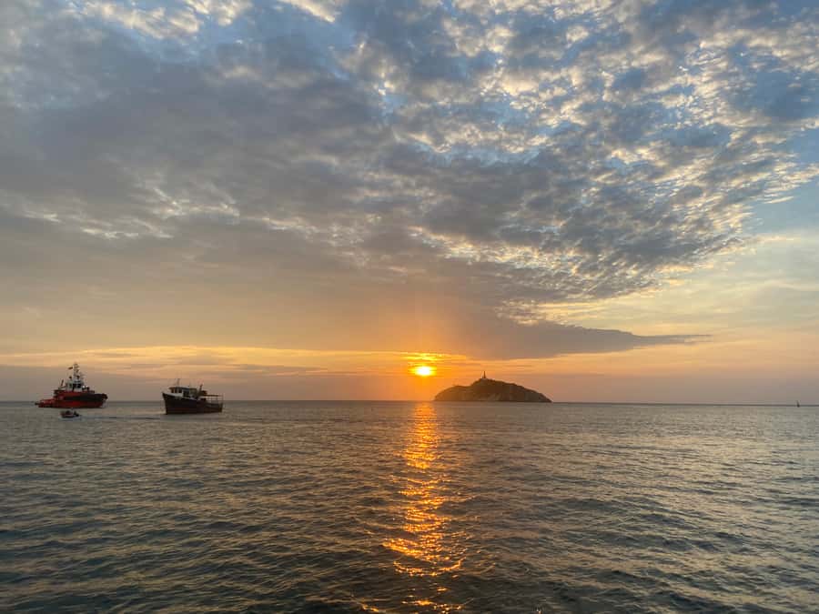 Santa Marta: Sunset Cruise Around the Bay - Meeting at Serena Tropical Bistro at 4:30pm