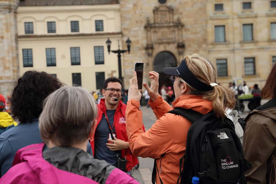 Shared Tour Colombian Conflict War, Drug Trafficking & Peace - The guide makes the difference