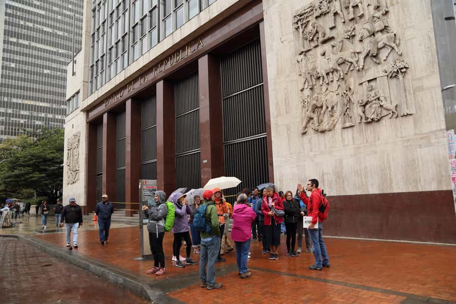 Shared Tour Colombian Conflict War, Drug Trafficking & Peace - From independence to the Liberals and Conservatives