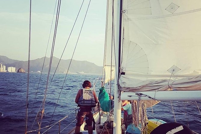 Tayrona Bay Sailboat trip - Lunch on the beach and drinks afterward