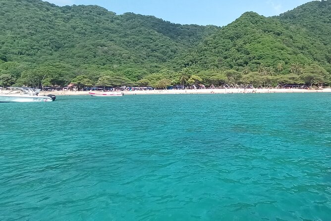Tayrona by sea - Bahía Concha: the final beach stop