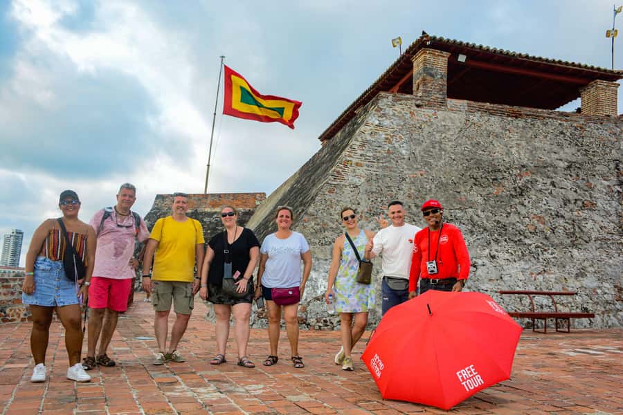 Tour Compartido al Castillo San Felipe de Barajas Cartagena - Crossing toward San Felipe by foot