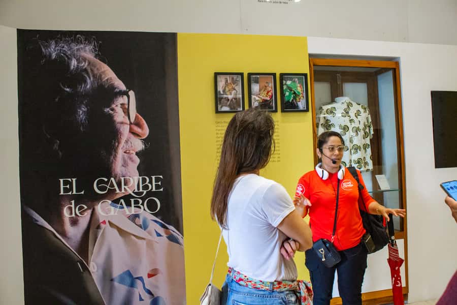 Tour Compartido de Gabriel García Marquez en Cartagena - Following the route from Santo Domingo Square into San Diego