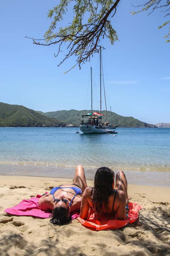 Tour en Velero a Bahía Concha Parque Tayrona - What this Santa Marta sailing day is really like
