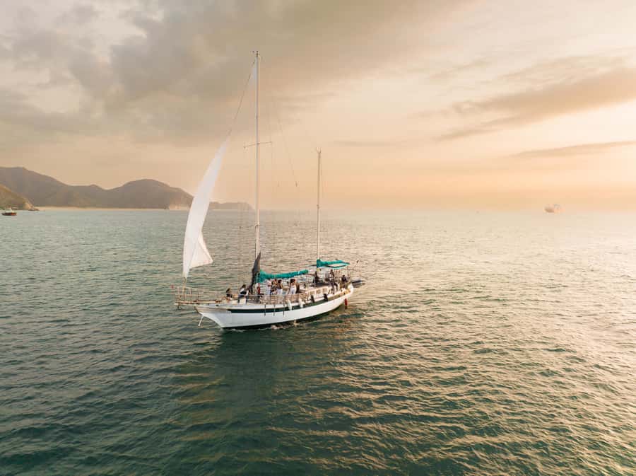 Tour en Velero a Bahía Concha Parque Tayrona - Lunch on the boat or at the beach