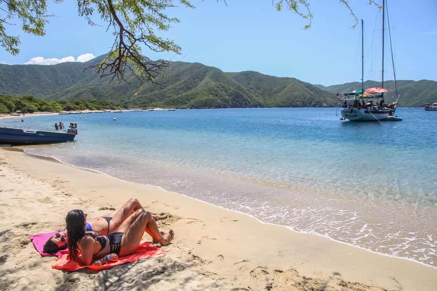 Tour en Velero a Bahía Concha Parque Tayrona - Service, language, and comfort onboard