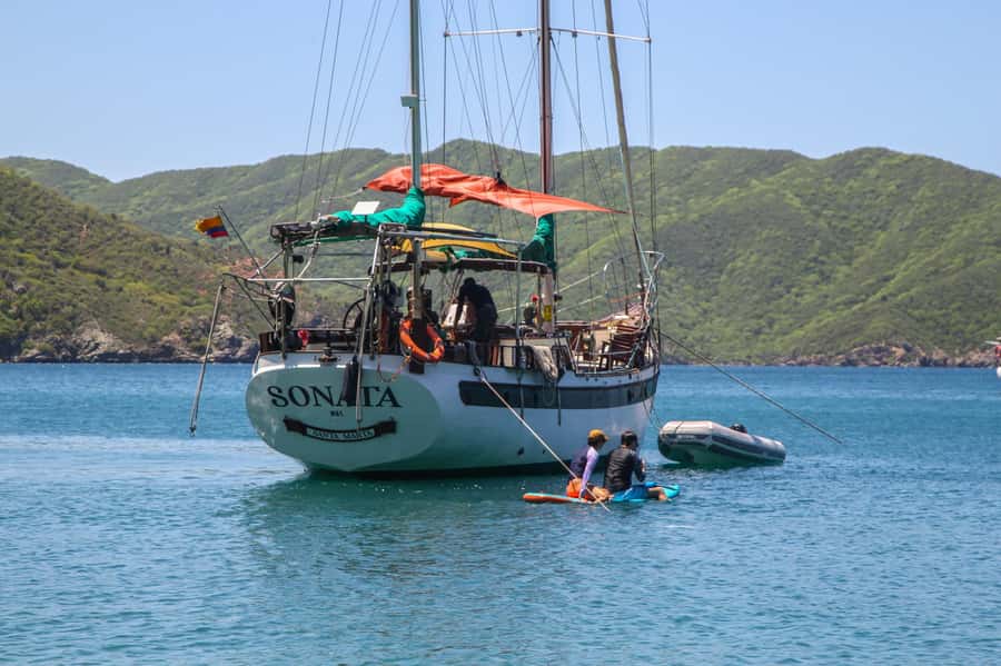 Tour en Velero a Bahía Concha Parque Tayrona - The ride past Taganga and La Aguja Island