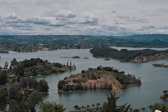 Tour Guatapé - The reservoir boat ride