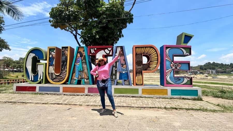 Tour Guatapé con visita a Granja de las Llamas y las Alpacas - Lunch and an afternoon in colorful Guatapé