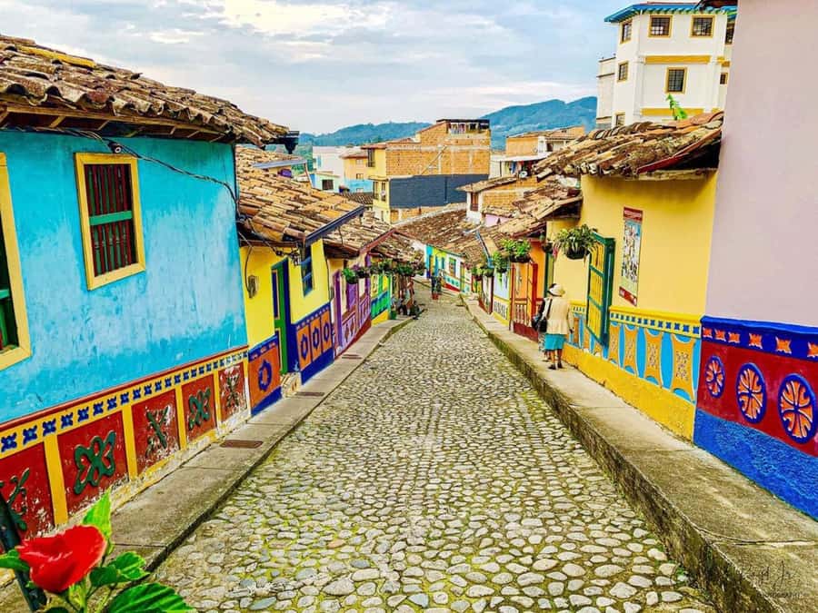 Tour Guatapé - Piedra del Peñol with departure from Medellín - Exploring Guatapé’s painted streets
