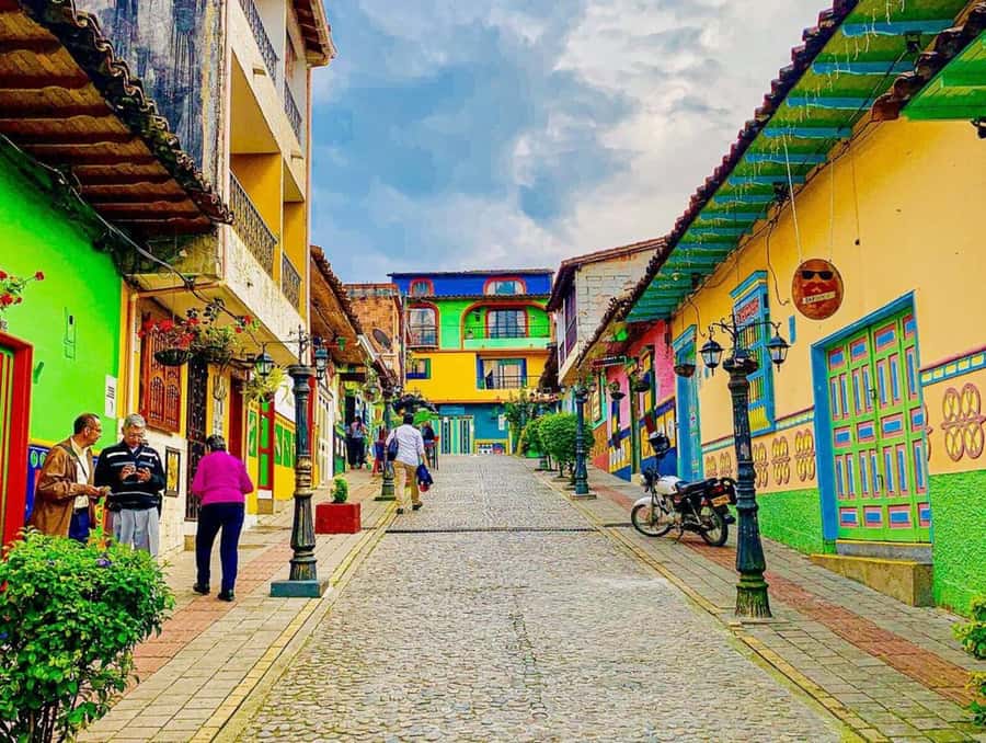 Tour Guatapé - Piedra del Peñol with departure from Medellín - Breakfast starts the day in Medellín