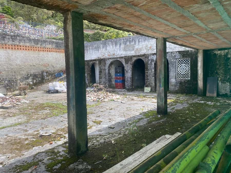 Tour Medellín: Pablo Escobar and Commune 13 - The cemetery and the problem of legacy