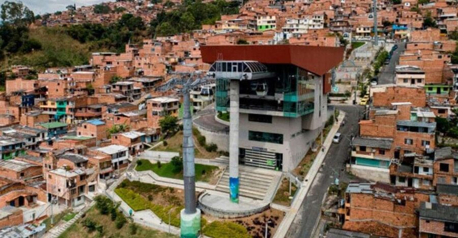 Tour Medellín: Pablo Escobar and Commune 13 - A local palette and crafts from the area