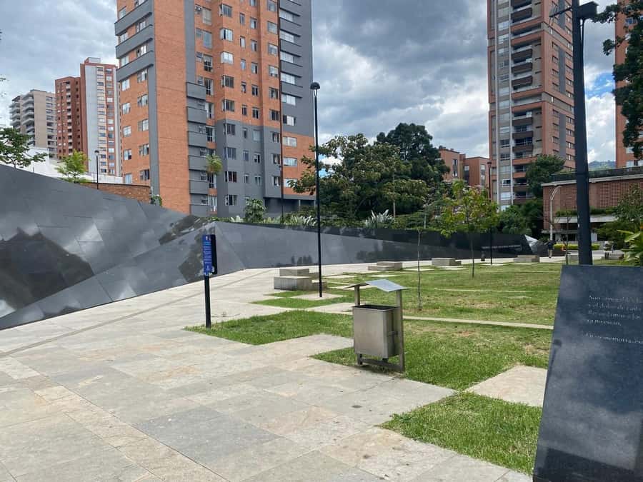 Tour Medellín: Pablo Escobar and Commune 13 - Transport, timing, and the private format
