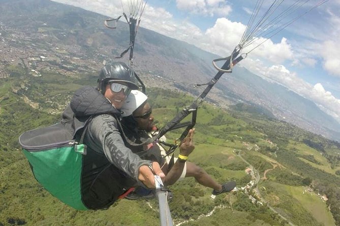 Tour Paragliding - Leaving Medellín for the hills