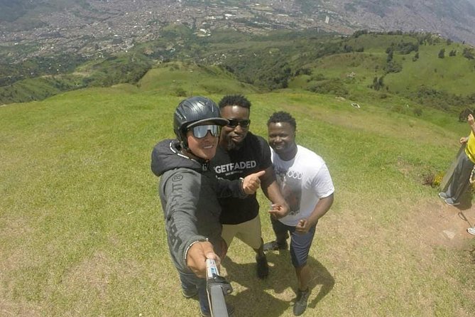 Tour Paragliding - Getting ready for a tandem flight