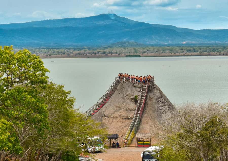 Volcan del Totumo + Playa + Piscina - Entering Totumo’s mud-filled crater