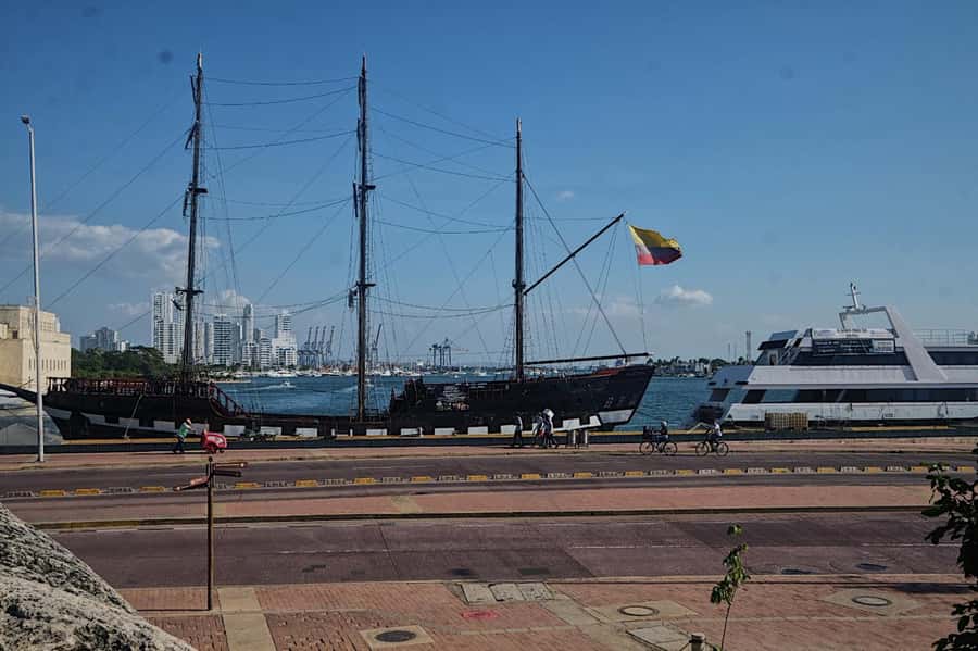 Walled City, Getsemani San Felipe Castle Cartagena City Tour - Heat, walking, language, and group comfort