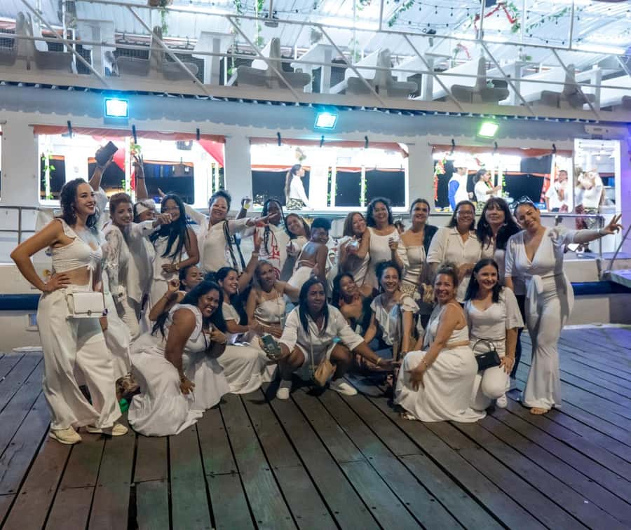 White Night Boat Party: Dinner Buffet, Dancing and Open Bar - A three-hour route around Cartagena Bay