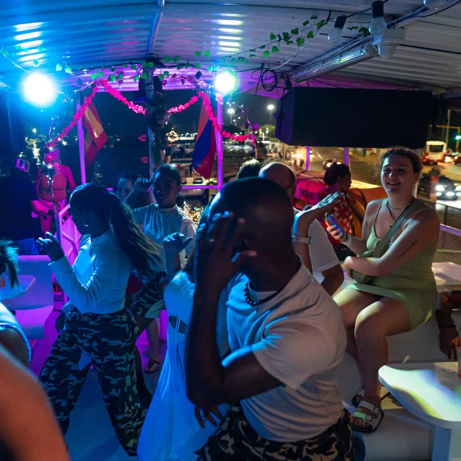White Night Boat Party: Dinner Buffet, Dancing and Open Bar - Cocktails, national liquor, and the no-beer detail
